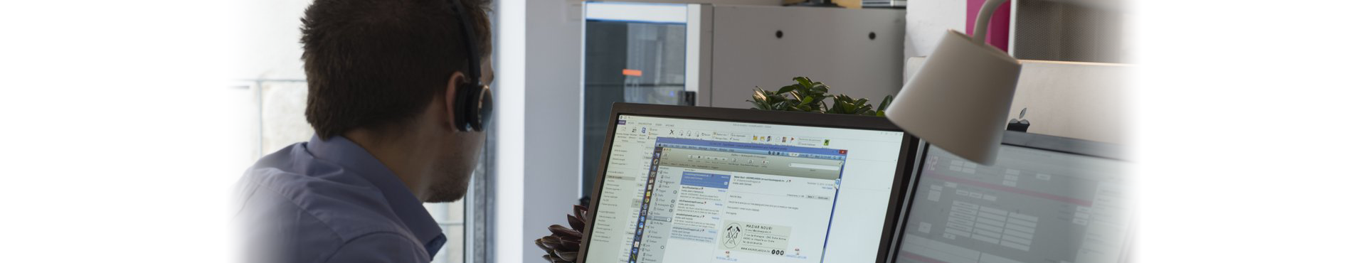 Image d'un technicien en opération de télé-maintenance informatique